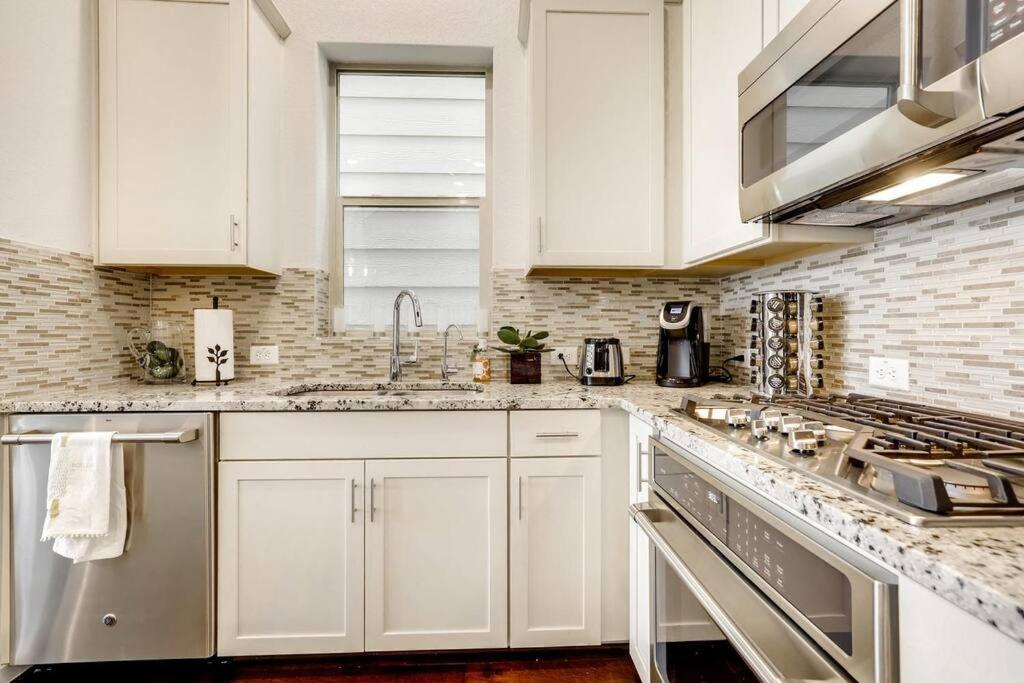 Gorgeous 4 Bed Home On St Mary'S - Minutes To Riverwalk/Pearl San Antonio Exterior photo
